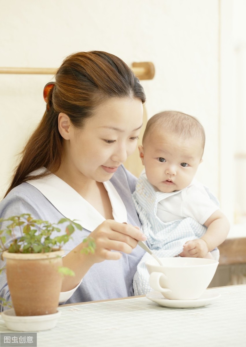 喂食幼兒食品